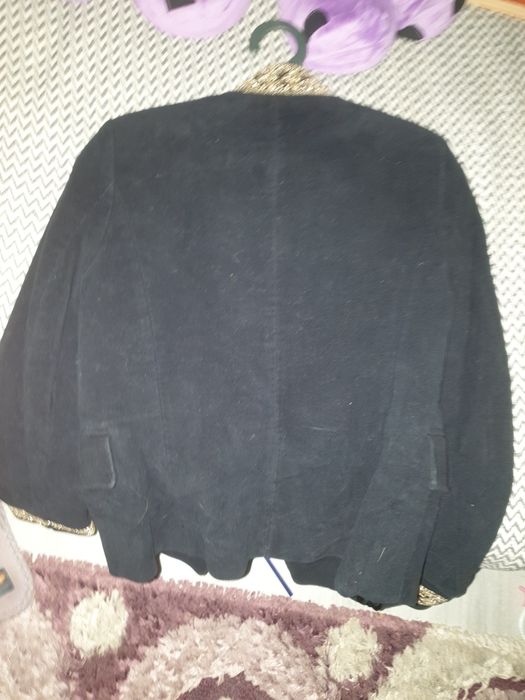 Костюм чёрный с золотистыми украшениями