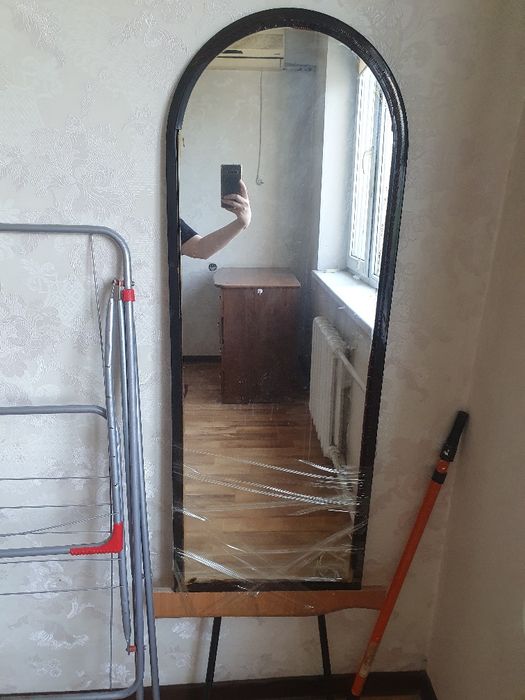 Напольное зеркало в металлической раме