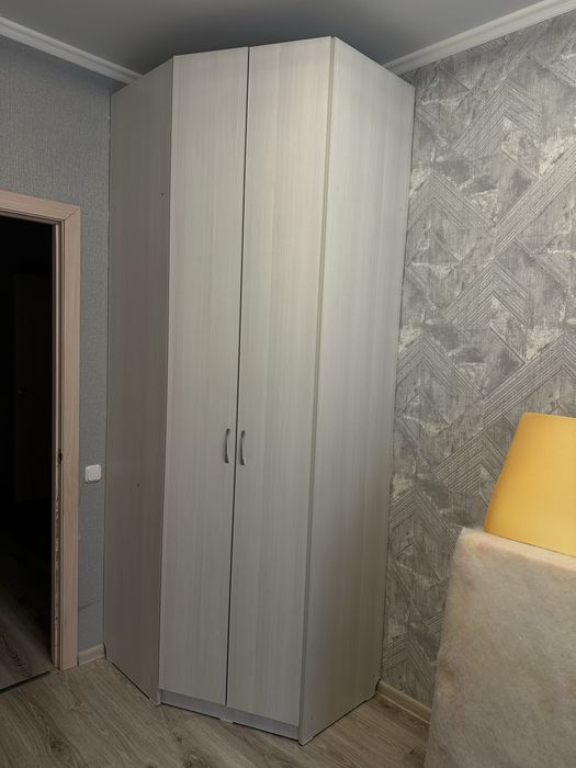 Вместительный угловой шкаф