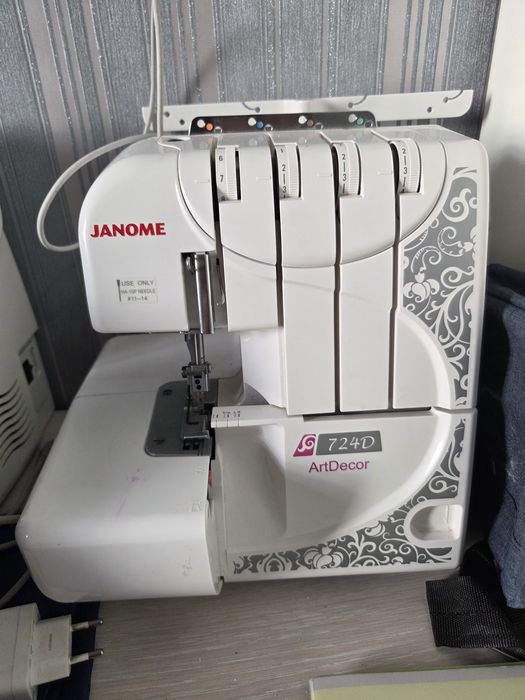 Продам оберлок janome