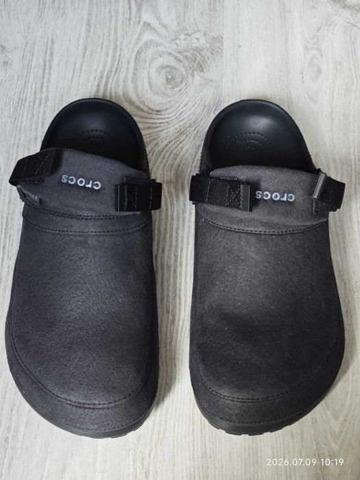 Saboti Crocs Classic Crafted Vegan Suede masura 45