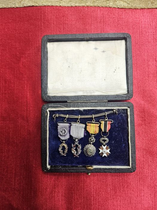 Сребърни френски мадали.