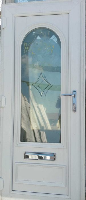 Usi exterior elegante cu vitralii