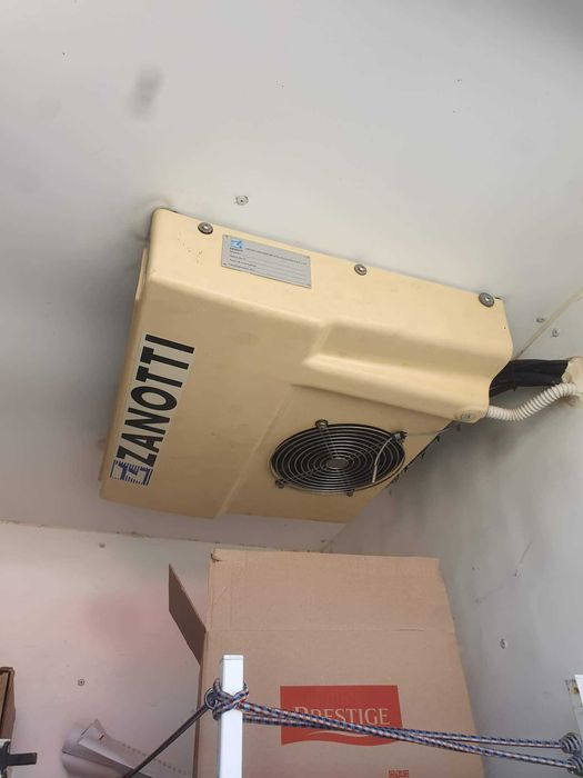 WV Crafter хладилен бус с рафтове