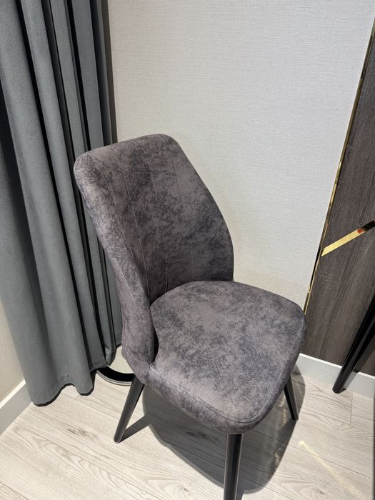 Стулья и посуда. Посуда новая