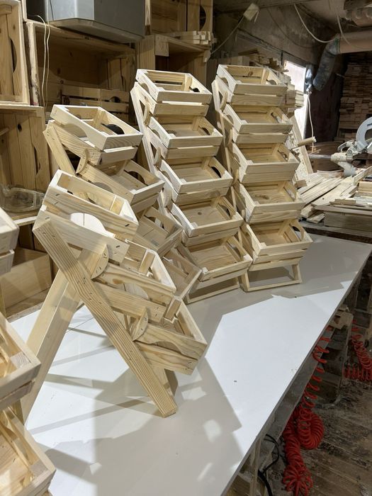 Мини стъпаловидни дървени стелажи с мини щайги