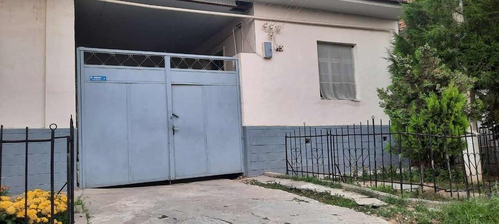 Uy sotiladi nazarbek turkiston saxovat 8 sotix