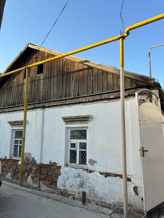 Снос старого дома со стройматериалами