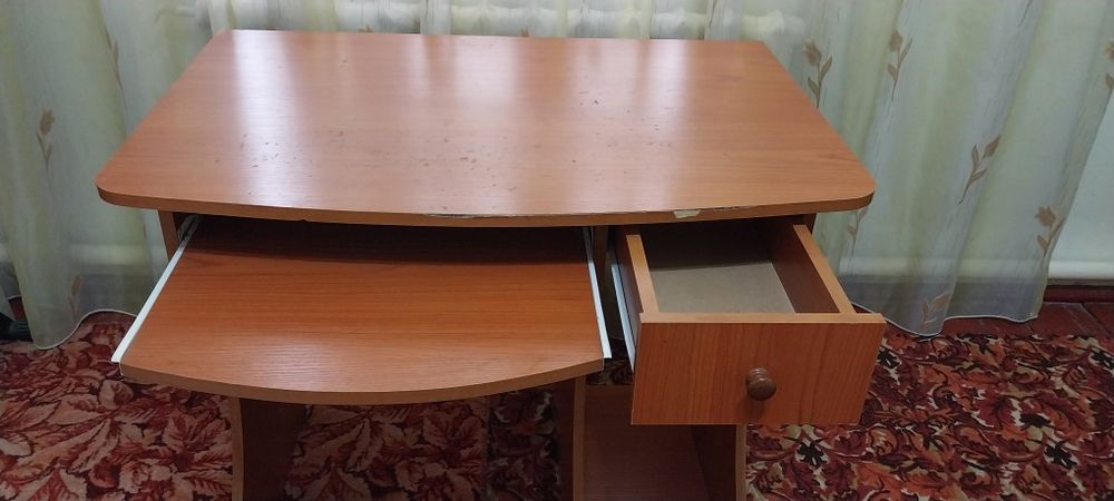Продается компьютерный стол в хорошем состояние