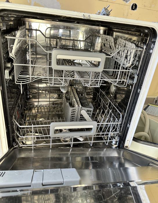 Съдомиялна Electrolux ESI66050X работи