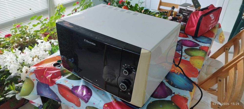 Продавам микровълнова фурна Electrolux