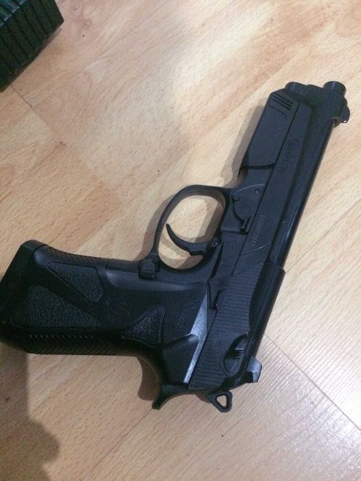 Airsoft pistolet Beretta , 0,6 joules Energy
