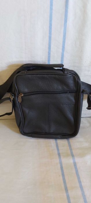 Продавам мъжки черни чанти от естествена кожа с пет отделения с цип