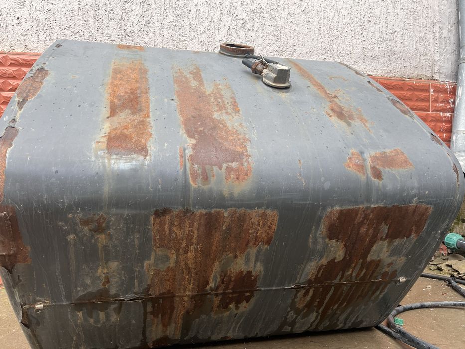 Бак для грузового автомобиля