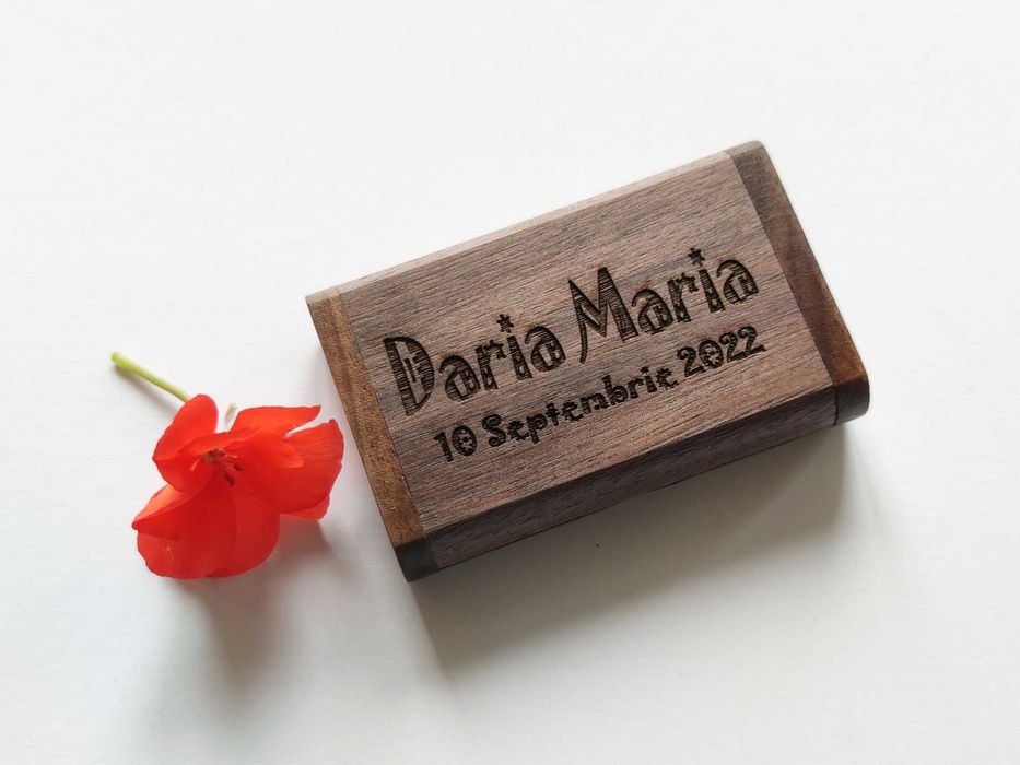 Stick de memorie/USB Flash Drive si cutie din lemn personalizata