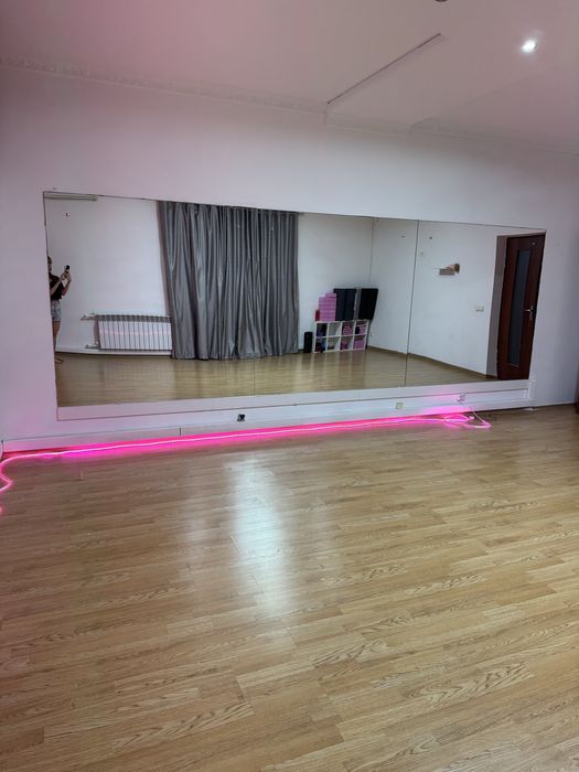 Продам зеркала и отребутика для фитнеса