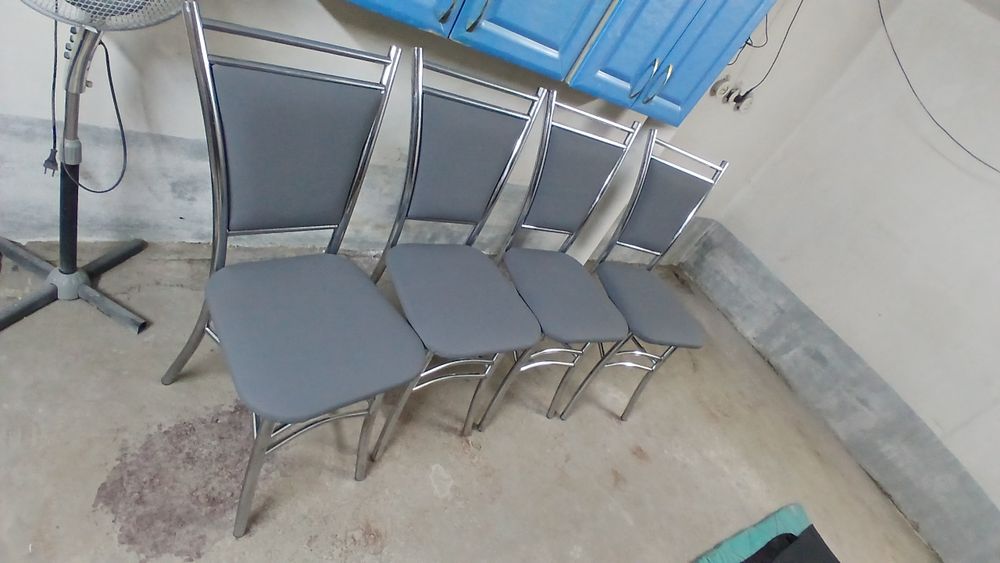 Стулья прочные, 4 штуки