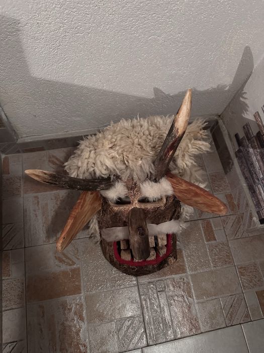 Кукерска маска от естествени материали