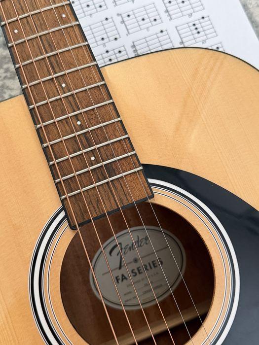 Акустическая Гитара Fender с набором аксессуаров.