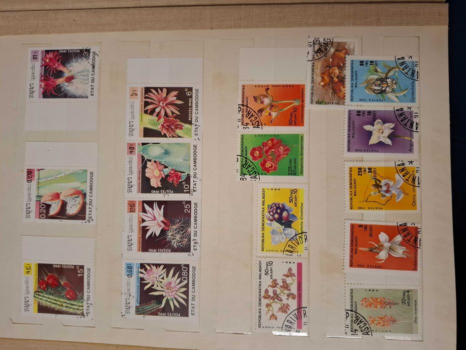 Продам альбом с марками(Тема: Цветы,бабочки,грибы...