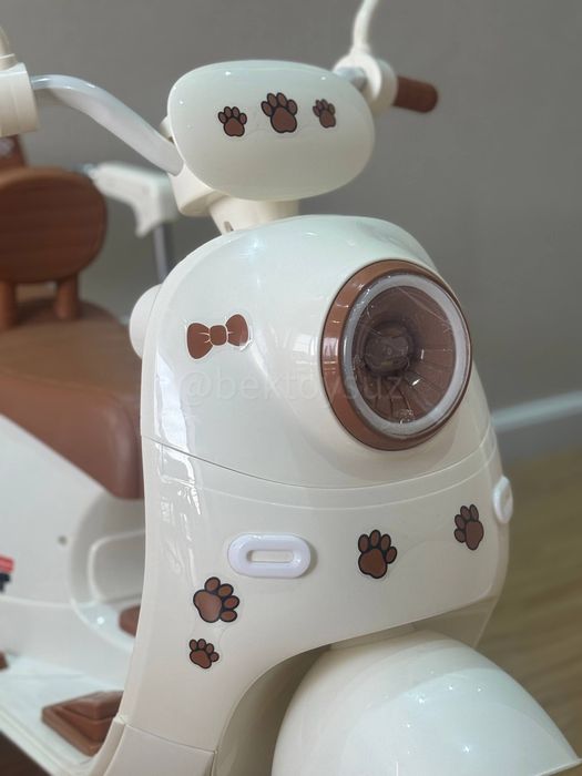 Детский мотоцикл Vespa 12V с музыкой, 3-6 лет, до 30 кг