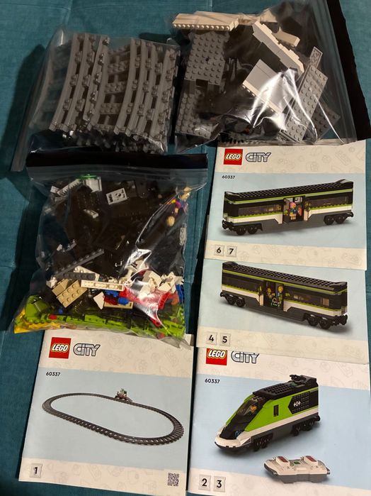 LEGO City Tren expres de pasageri (60337) - 764 piese
