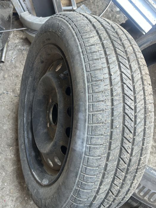 Гумата е  1 бр   195/60 R—15 / с джанта/
