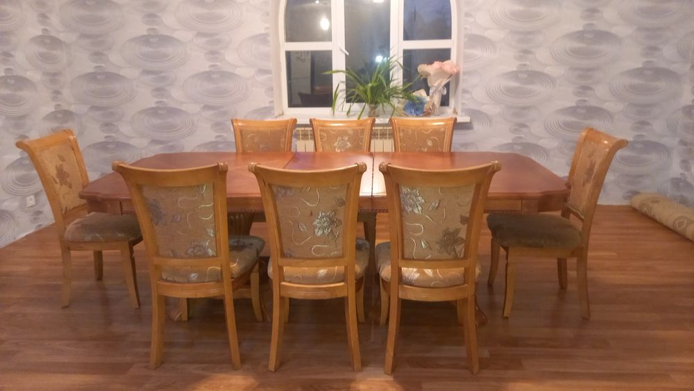 Продам большой стол со стульями