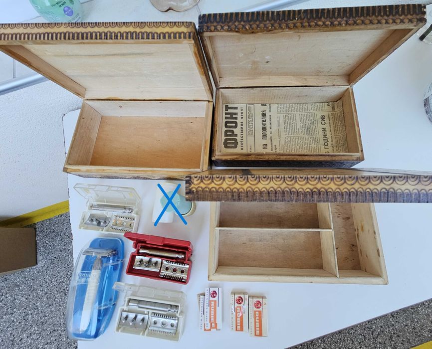 3 броя дървени кутии, самобръсначки  и ножчета за бръснене