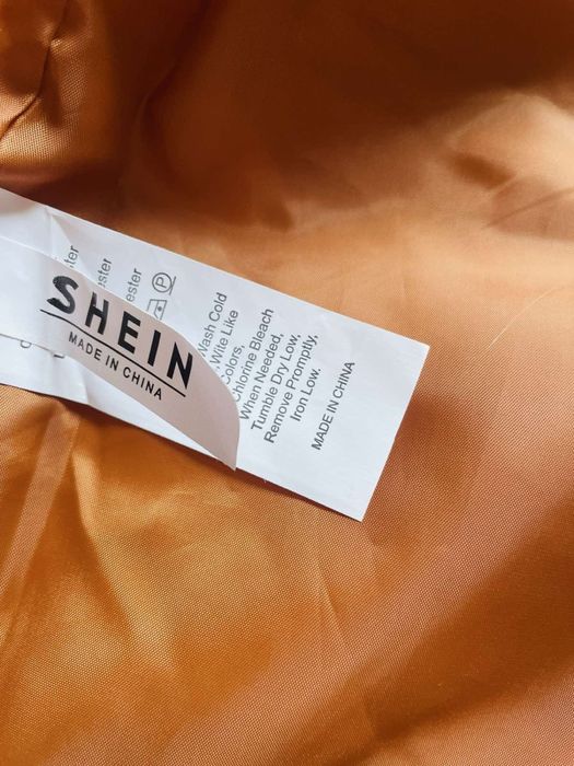 Продавам ново дамско късо зимно яке