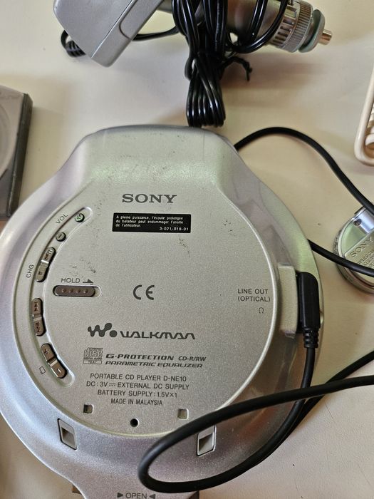 Диск мен Sony със слушалки