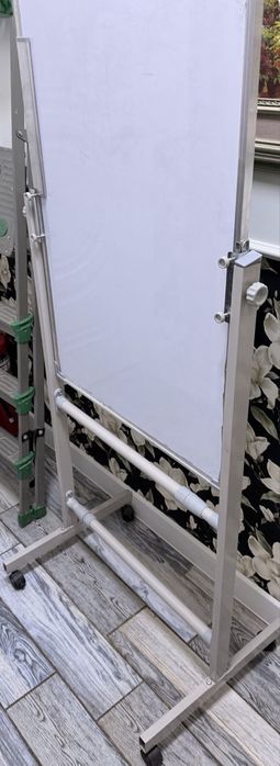 Двусторонняя учебная доска на колесах, отличное состояние