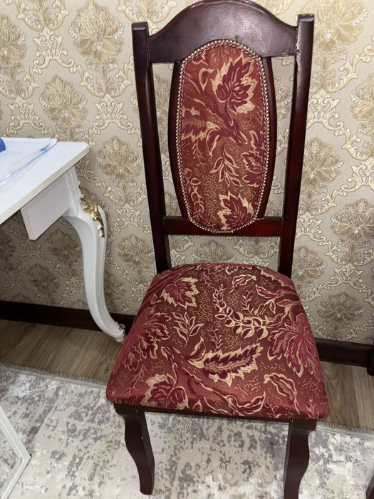 стол и стулья.    .