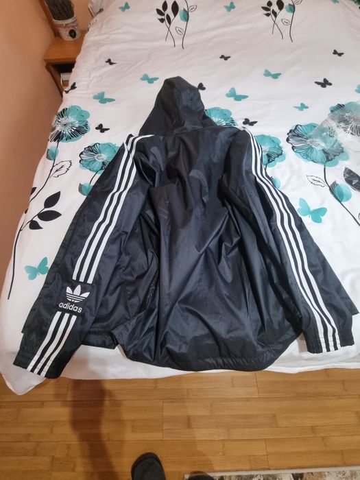 Se vinde geaca Adidas noua marime M