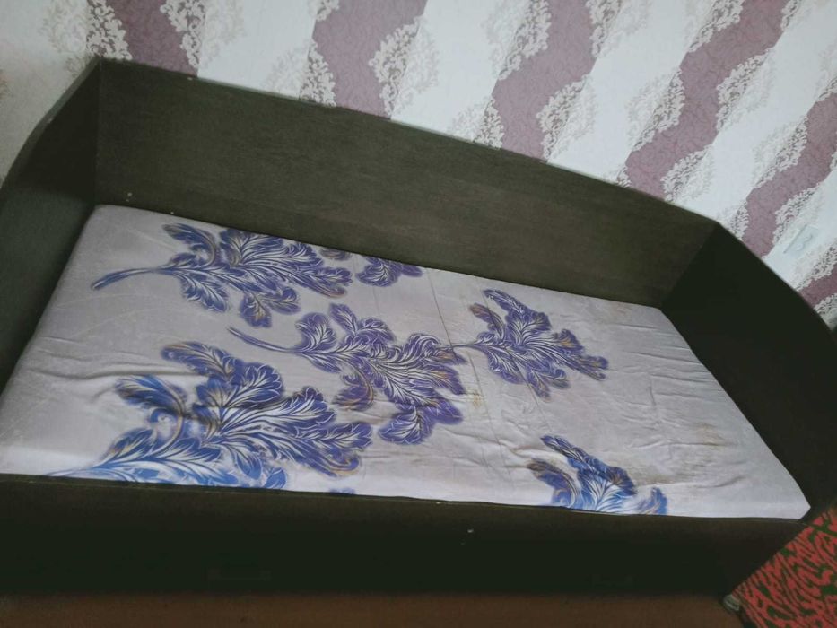 Продам детский кровать с ящиками и с  плотным матрасом