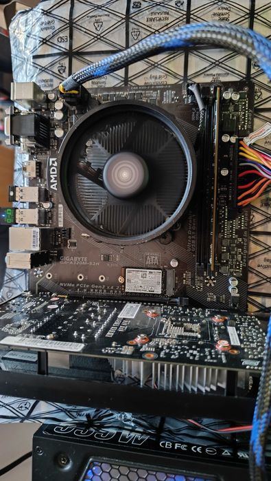комплект за компютър: Gigabyte GA-A320M-S2H + Ryzen 5 1600 + 8GB DDR4 + SSD