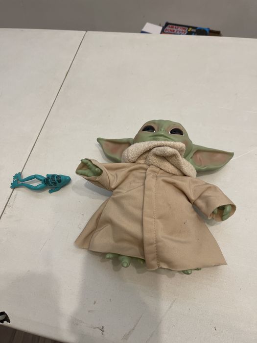 Baby yoda plus pe bateri