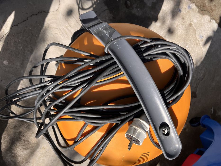 Aspirator profesional pentru lichid Taski Vacuumat 22 echipat complet
