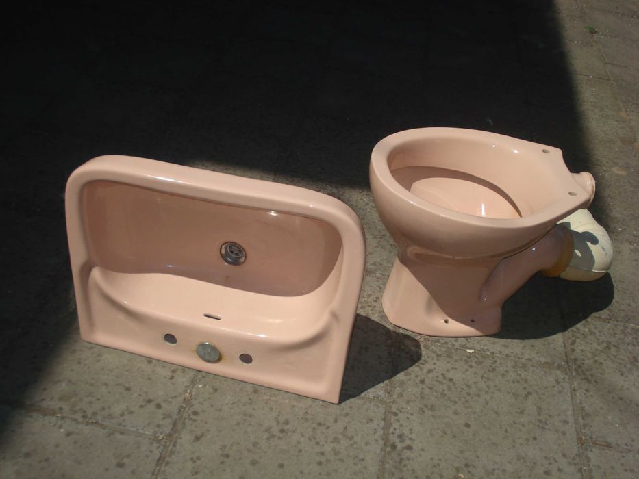 Chiuveta Baie si Vas Scaun WC ambele de culoarea ROZ din PORTELAN