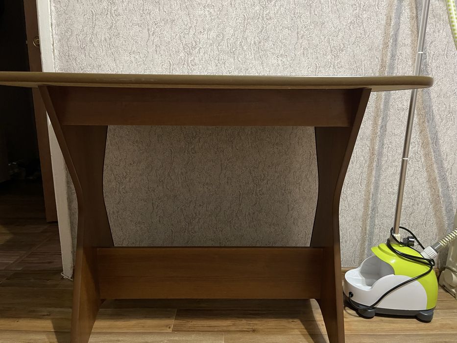 Продам кухонный стол