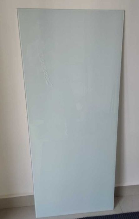 Стекло (6 мм., 132х55,3 см.), обклеено белым оракалом, края обработаны