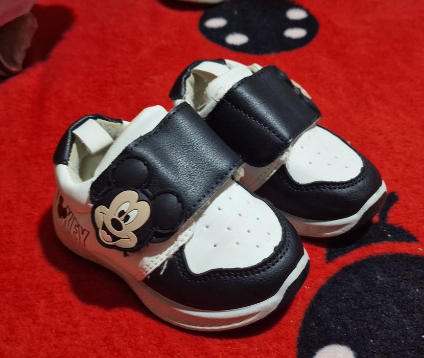Adidași băiețel mickey marimea 21
