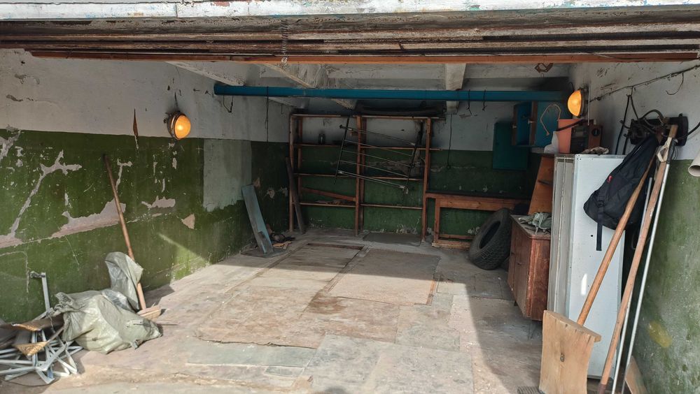 Продам гараж, расположен в удобном месте.