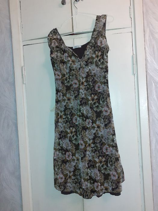 Продам платья б/у не дорого.