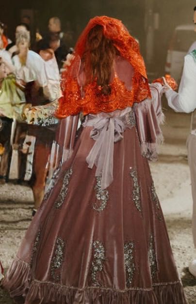 Рокля за къна,Биндаллъ