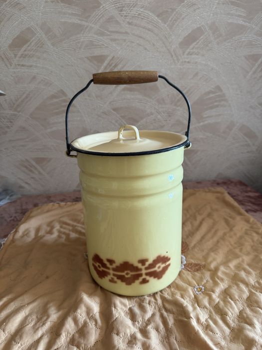 Советский эмалированный бидон.