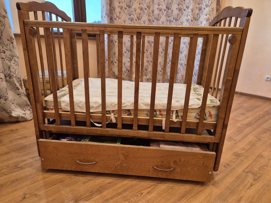 Маятниковый детский манеж