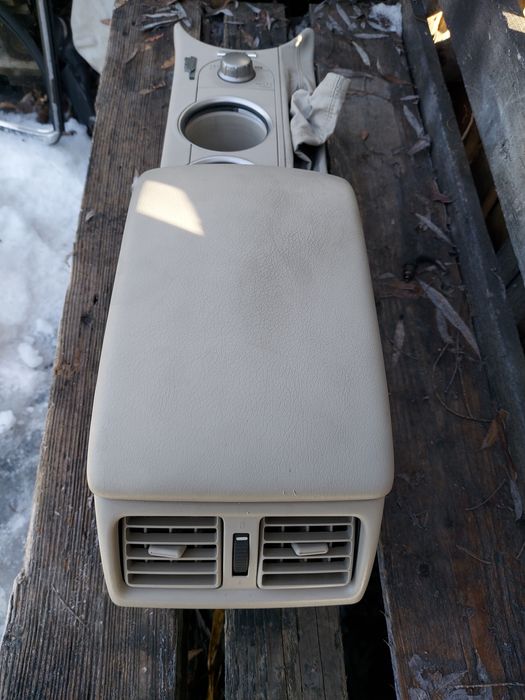 Подлокотник на Subaru Outback.