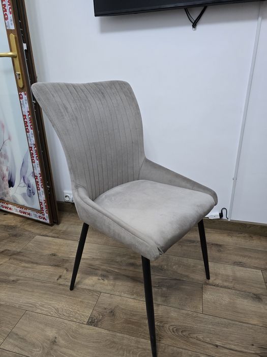 Scaun nou,culoare bej-capuccino