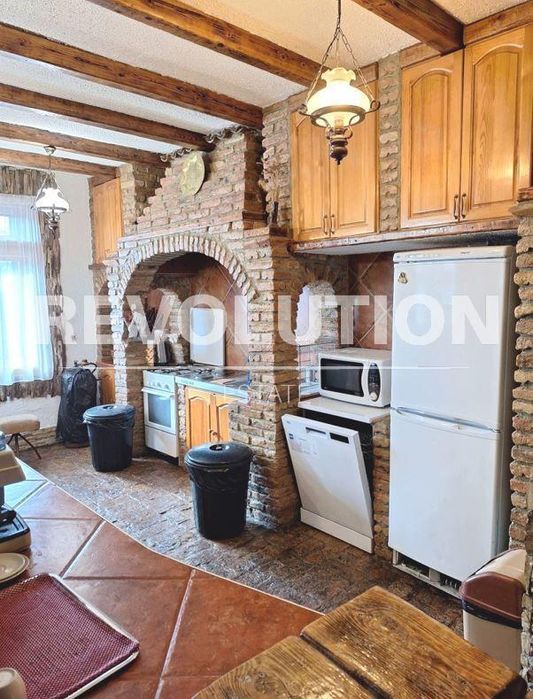 Дава се под наем Къща в Варна, Галата - 600 кв.м за 2593.35 € - Снимка #3